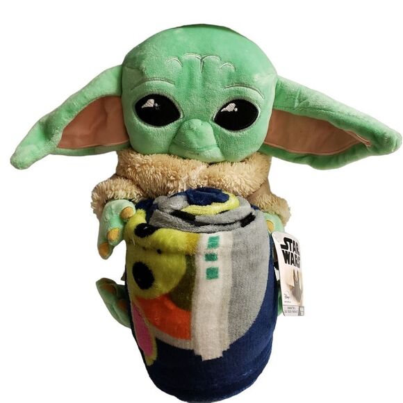Mandalorian Baby Yoda Star Wars Throw Blanket and Hugger Plush - Picture 2 of 10